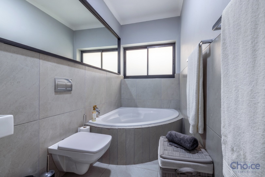 5 Bedroom Property for Sale in Jeffreys Bay Central Eastern Cape